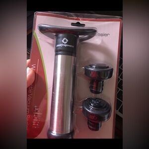 WINE BOTTLE VACUUM SEALER WITH TWO STOPPERS NEW